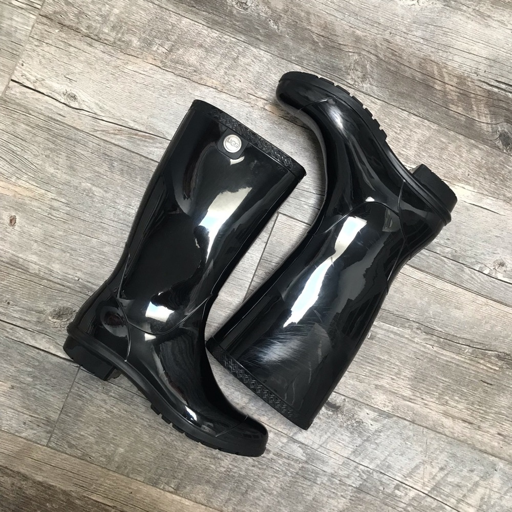 Ugg Shaye Rain Boot glossy black PLUS socks!